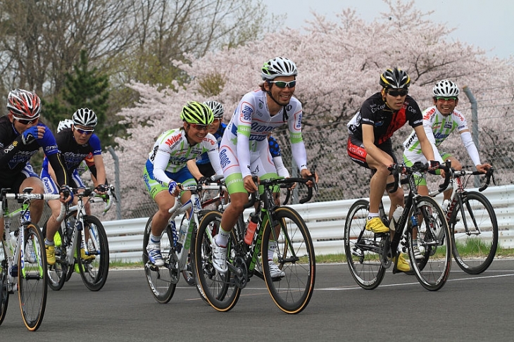 満開の桜をバックに招待選手たちと走る