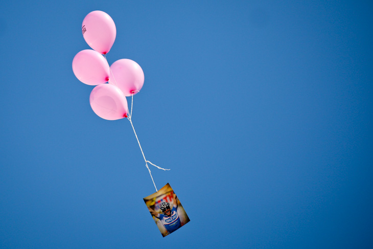 ホルセンスの空に舞い上がるウェイラントの写真