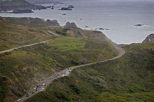 カリフォルニアの海岸線を行くメイン集団