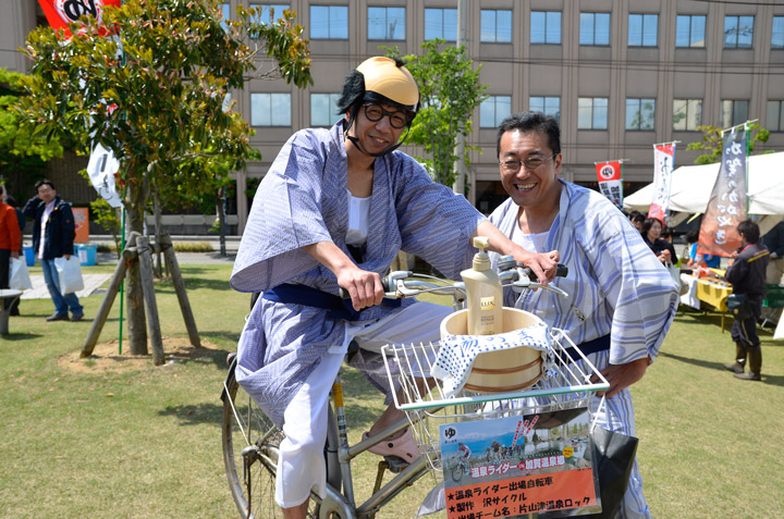 前日から仮装を仕込んで仮装のパフォーマンス賞を受賞「片山津温泉ロック」チーム