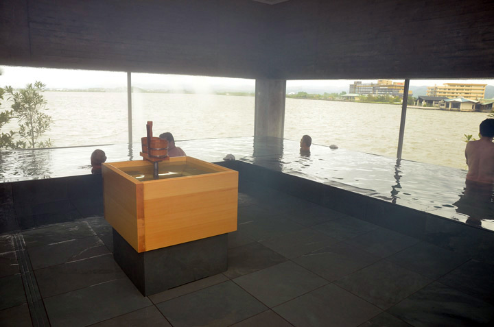 加賀温泉の浴場からは柴山潟が展望できる