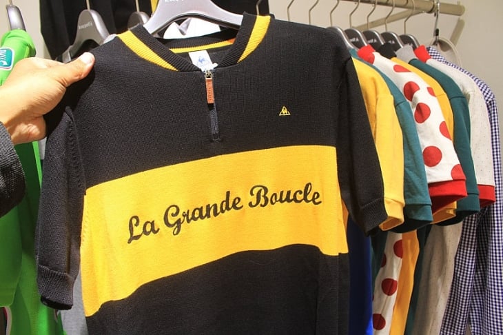 ツール・ド・フランスを意味するLa Grand Boucle　が胸に入るレトロシャツ