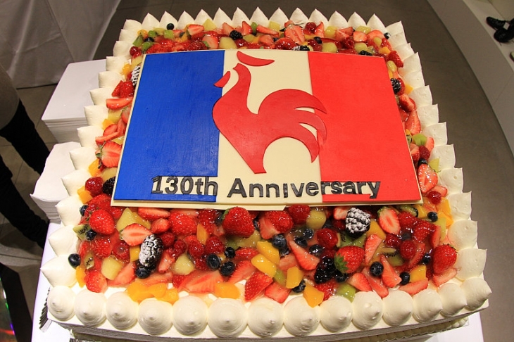 フランス国旗があしらわれた130周年記念ケーキ