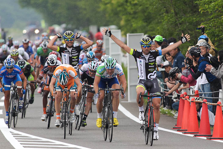 マキシミリアーノ・リケーゼ(チームNIPPO)が優勝、弟のマウロも喜ぶ