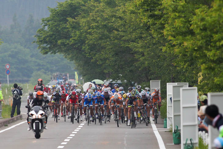 ゴール前、マウロ・リケーゼ(チームNIPPO)が機関車で引っ張る