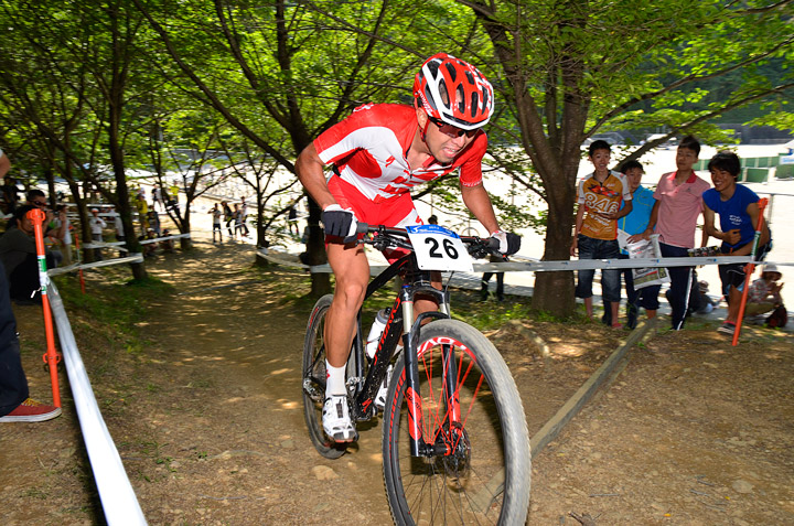 力強い走りを披露する山本幸平(Specialized Racing Team)が先行