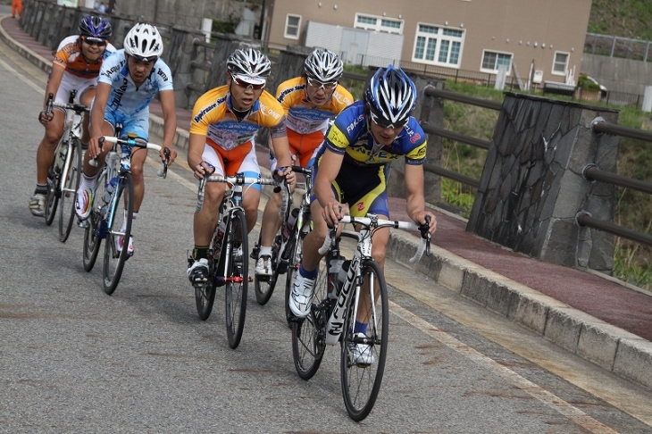 丸山厚(Team MASSA-ANDEX)含む追走の5人 この後大石一夫に合流