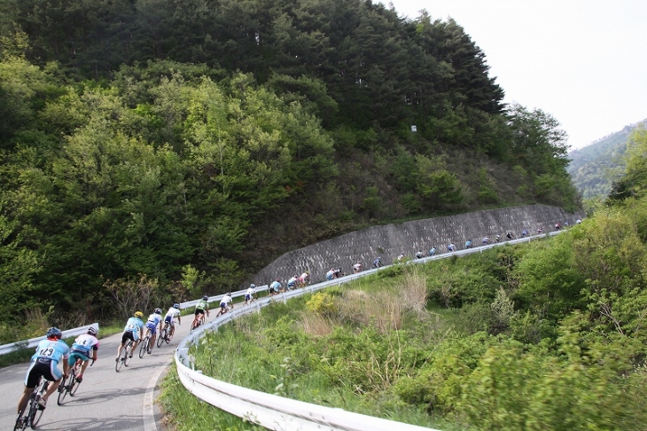 長野県木祖村の味噌川ダム湖周回コースを走る