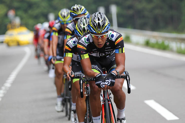 最終周回前半、佐野淳哉(チームNIPPO)がペースを上げる