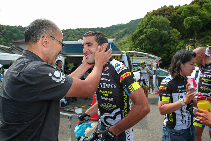 マキシミリアーノ・リケーゼ(チームNIPPO)をねぎらう大門宏監督