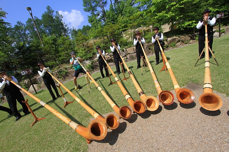 アルプホルンに挑戦。音は出ませんでした。