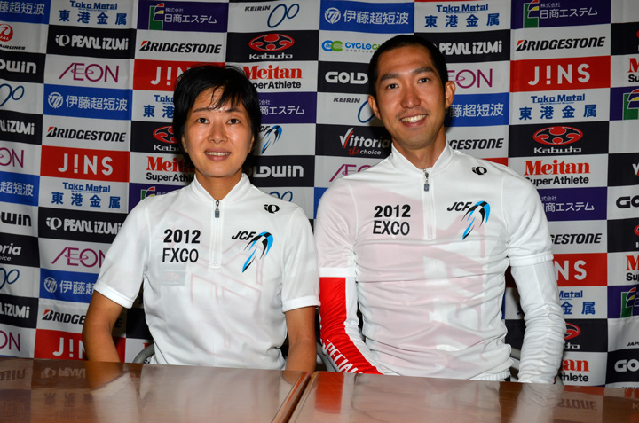 チャンピオンジャージを着る山本幸平(スペシャライズドレーシングチーム)と片山梨絵(SPECIALIZED)