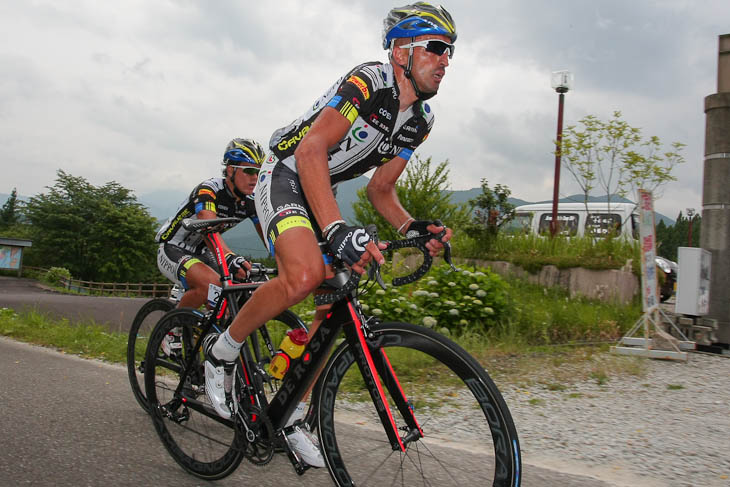 2回目の千枚田を上るフォルッナート・バリアーニ(チームNIPPO)とジュリアン・アレドンド(チームNIPPO)