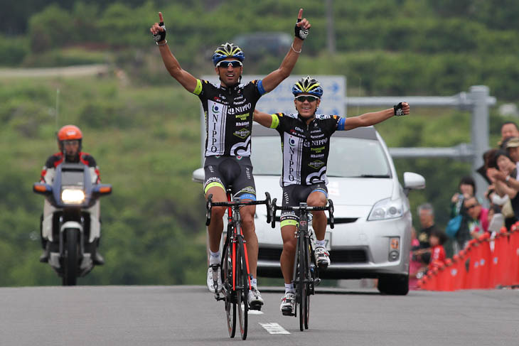 フォルッナート・バリアーニ(チームNIPPO)とジュリアン・アレドンド(チームNIPPO)がワン・ツー
