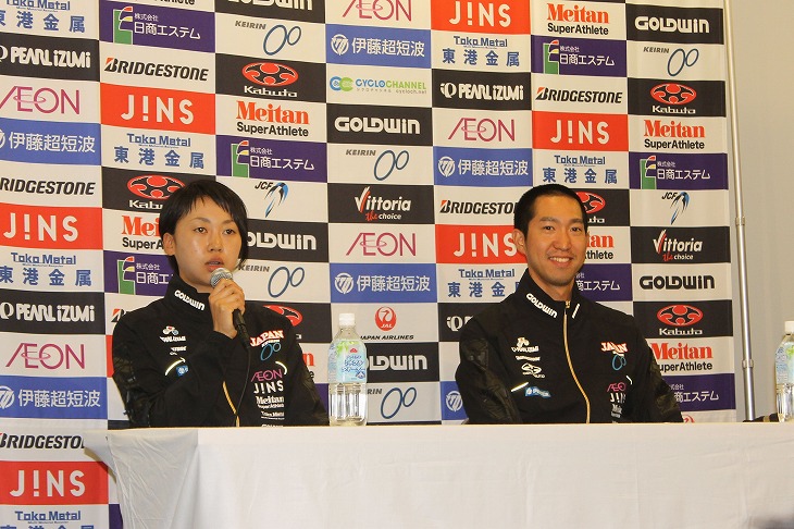 会見に出席する山本幸平(スペシャライズド・レーシングチーム)、萩原麻由子(サイクルベースあさひレーシング)