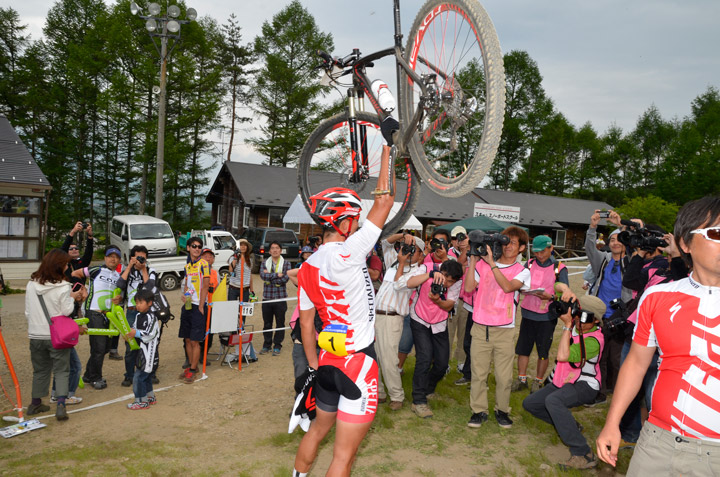 　カメラマンの前でバイクを持ち上げる山本幸平（スペシャライズドレーシングチーム）