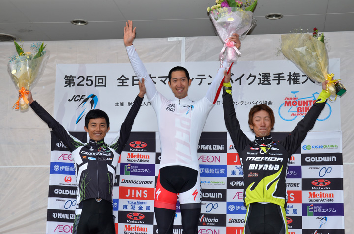 XCOシニアエリート表彰 山本幸平(スペシャライズドレーシングチーム)・山本和弘(キャノンデールレーシングチーム)・斉藤亮(MIYATA-MERIDA)