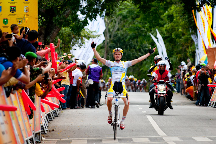 2012年ツール・ド・シンカラでステージ優勝を挙げたオスカル・プジョル（スペイン、当時アザド大学）