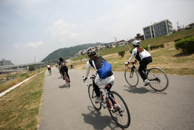 川沿いの気持ちいい道を通ります