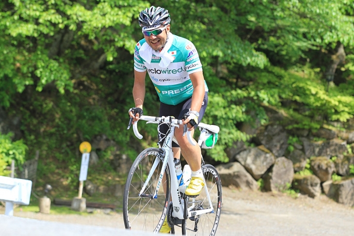 「何なんだ、こりゃ!この角度はあり得ねぇぞ!」