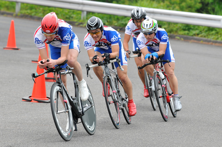 チームTTで優勝した大垣ピストンズ・自転車のウエサカ