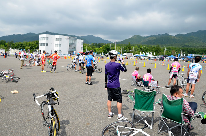 仲間を待つ耐久のピット のんびりした空気が流れる