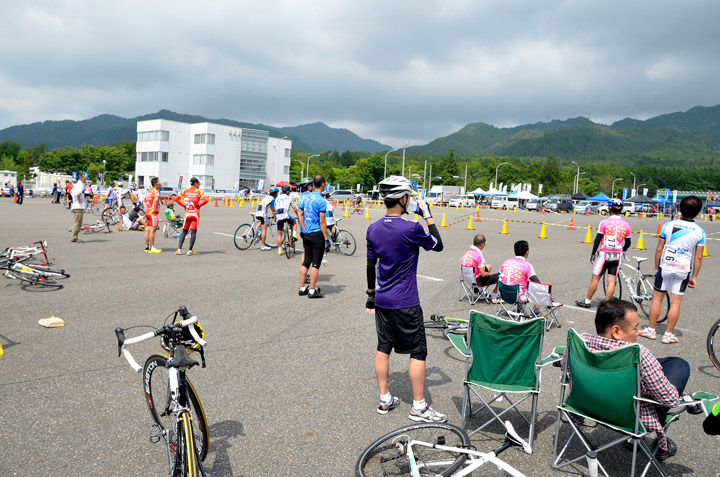 仲間を待つ耐久のピット　のんびりした空気が流れる