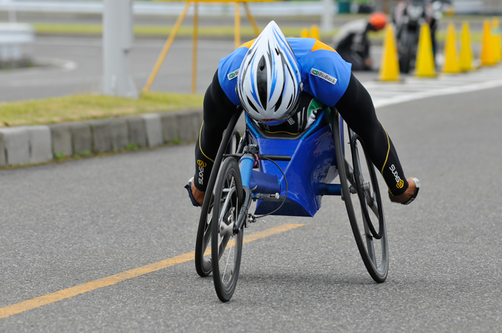 ハンディキャップレースも行われた 車椅子レーサーの速さに驚いた