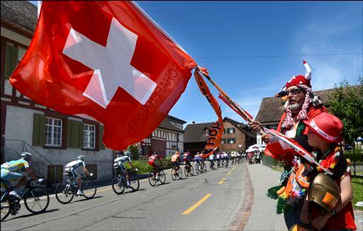 スイス国旗が沿道で踊る