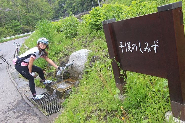 途中の天然エイドステーションで水を補給