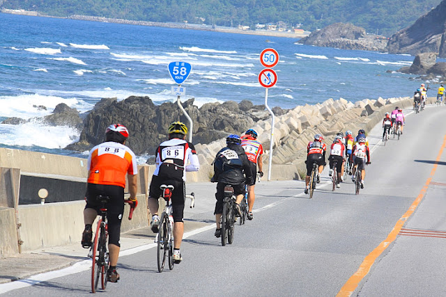 コースはいずれも広がる海を横目に見ることができる(写真はイメージ)