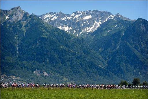 美しいスイスの山岳地帯を行く