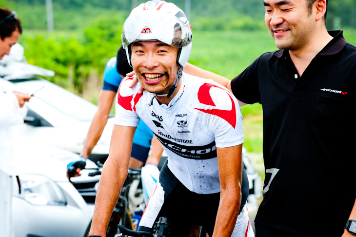 ゴール後に笑顔を見せる西薗良太(ブリヂストンアンカー)