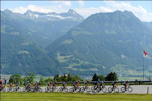 スイス東部の山岳地帯を進むプロトン