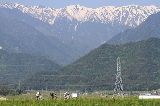 雄大な山々を見ながら走ることができる（写真はイメージ）