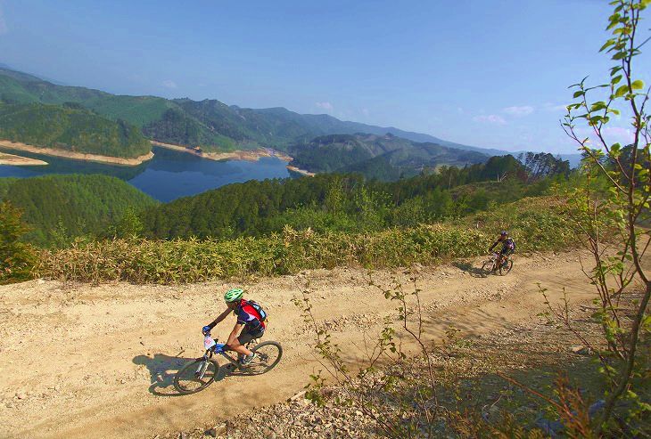 マウンテンバイク耐久レースでは、水が確保できるなら粉末を携行すれば良いだろう（SDA王滝100kmより）