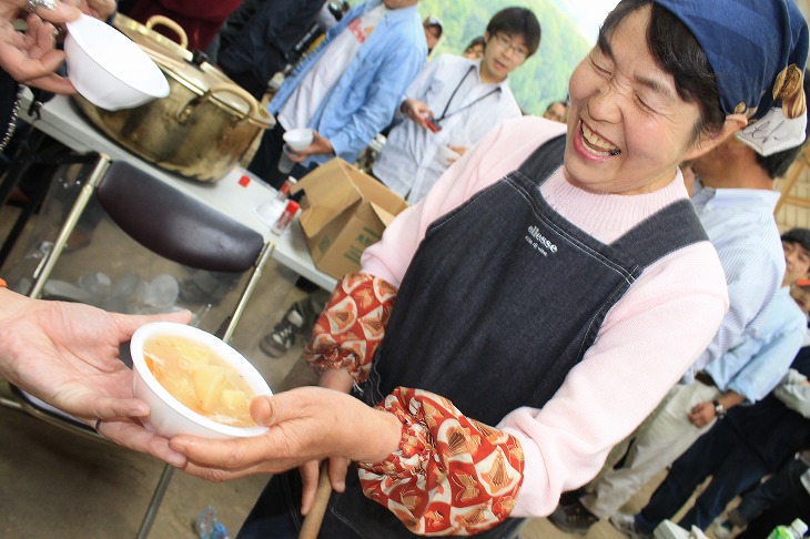 大鍋で作った豚汁は美味しくって大人気