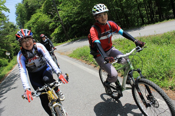 ファンツーリングには女性参加者の姿も。右の方は初MTBとのこと！