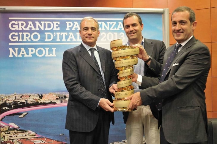 RCSスポーツのアンドレア・モンティ氏、ミケーレ・アックアロォーネ氏からトロフェオ・センツァフィーネを受け取るナポリ市長