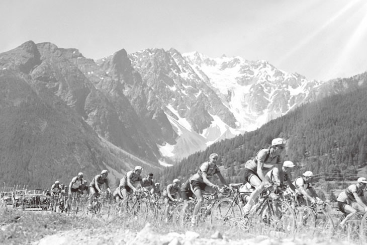 山岳を行く1951年ツール・ド・フランスのプロトン
