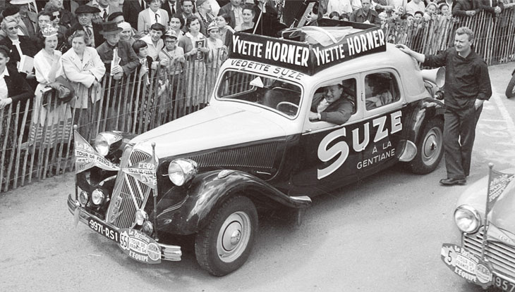 アコーディオンの女王と呼ばれたイヴェット・ホーナーの名を冠してPRを行うスーズ（フランス原産のリキュール）のキャラバンカー