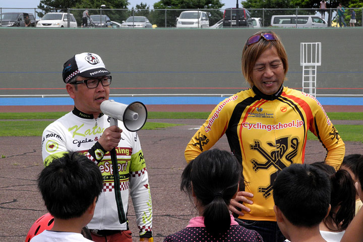 講師を務めたカツリーズサイクル代表の成田加津利さん（左）と、ウィラースクール代表ブラッキー中島さん