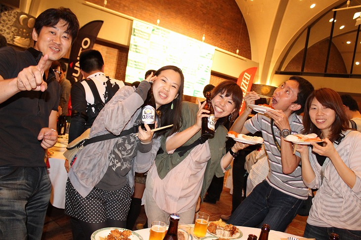 パーティではワインとビールが飲み放題!楽しい雰囲気です
