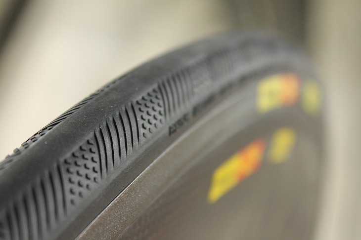 微小なコブで小さな乱流を作り出し、全体の空力を高める専用タイヤ イクシオンCXR