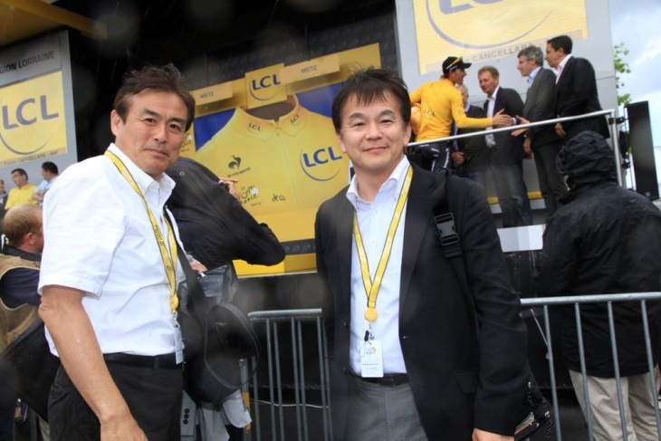 ツール・ド・フランス2012年大会の視察に訪れたさいたま市の清水勇人市長(右)ら