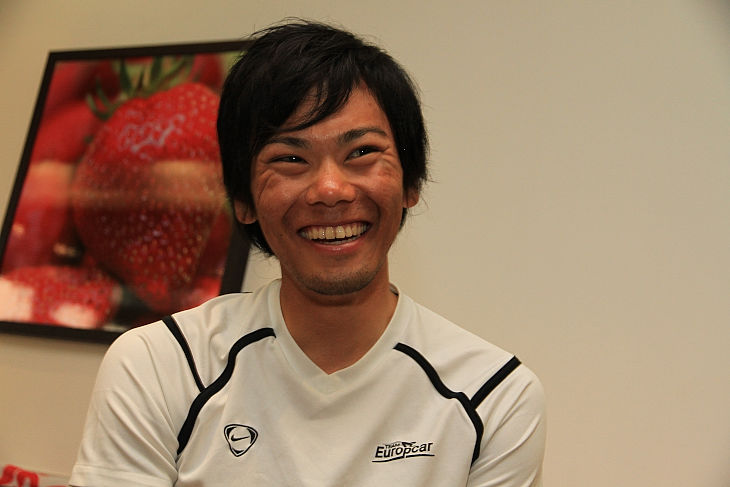 笑顔でインタビューに応える新城幸也(ユーロップカー)