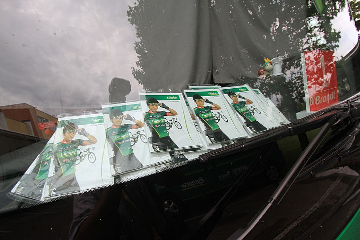 チームバスには敢闘賞の盾とユキヤのポストカードが飾られる
