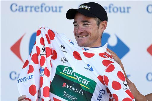 マイヨアポワに袖を通すトマ・ヴォクレール(フランス、ユーロップカー)