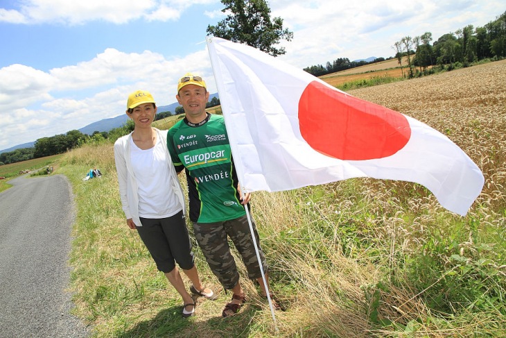 沿道には日の丸を持った日本人の観客が