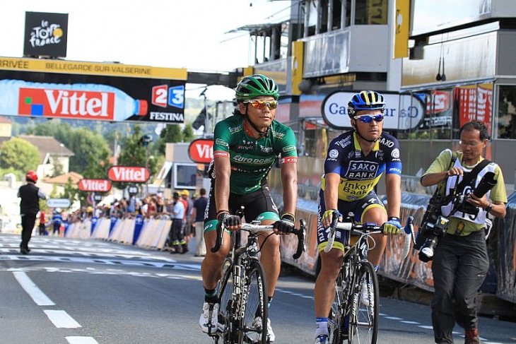 ヴォクレールの勝利を知ってゴールラインを切った新城幸也(ユーロップカー)